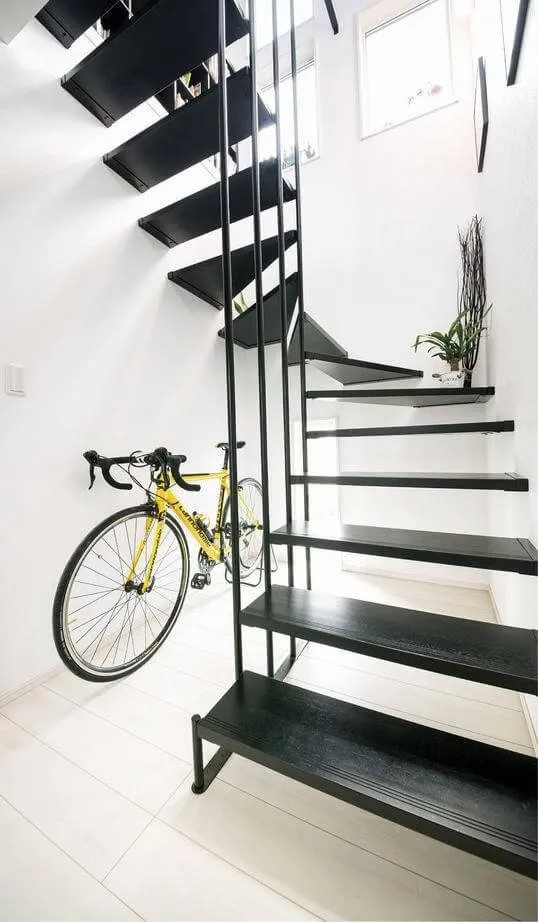 【坪数35坪〜40坪】スリット階段により空間に広がりを感じさせる、デザイン性と暮らしやすさを両立した間取り写真