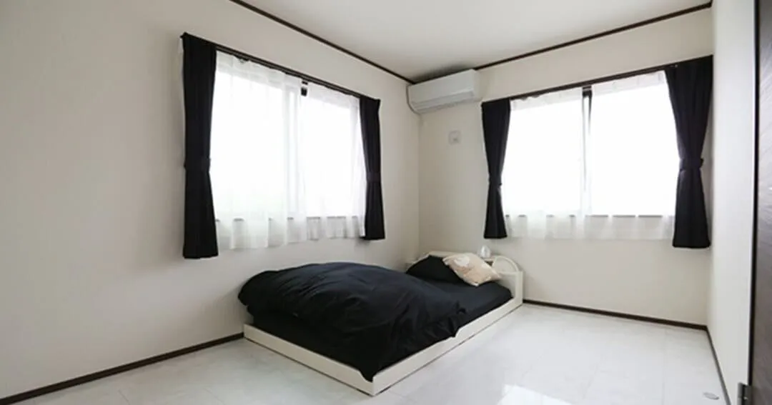 バリ風のインテリアにモダンで高級感のある家-寝室